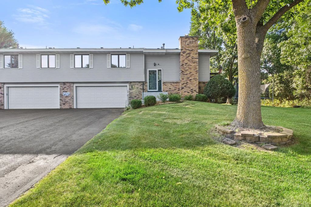 5662 Royal Oaks Drive, Shoreview