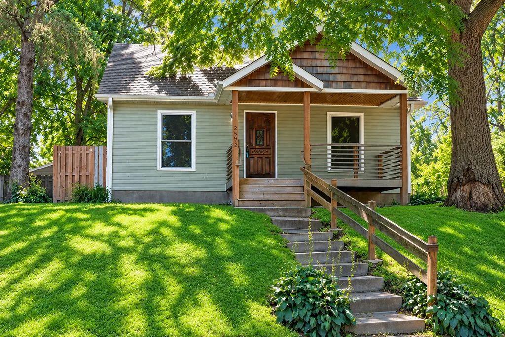 2592 13th Avenue E, North Saint Paul
