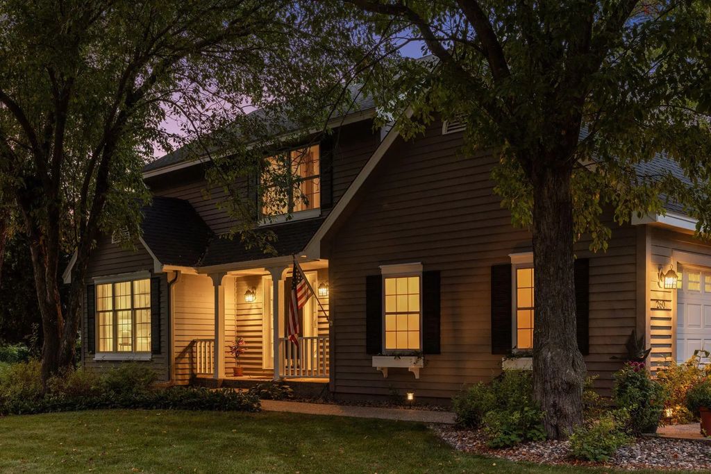 260 Mountain Way, Chanhassen