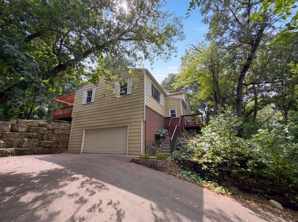 2509 Oakwood Drive, Burnsville