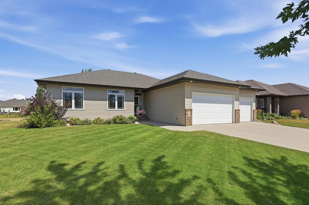 168 30th Avenue E, West Fargo
