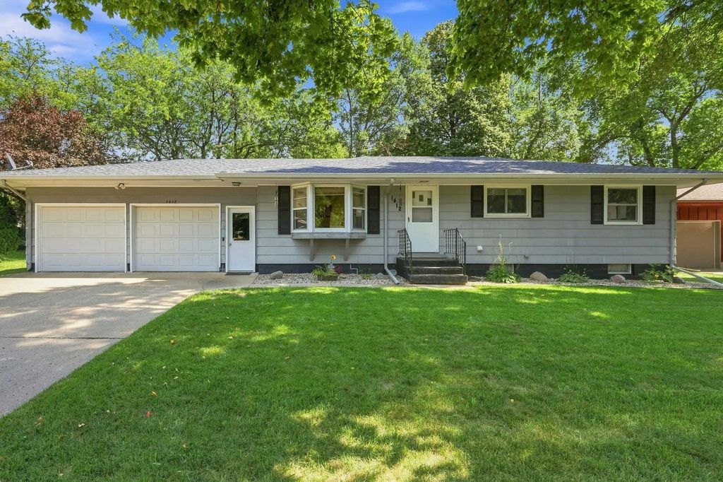 1412 Elm Avenue N, Glencoe