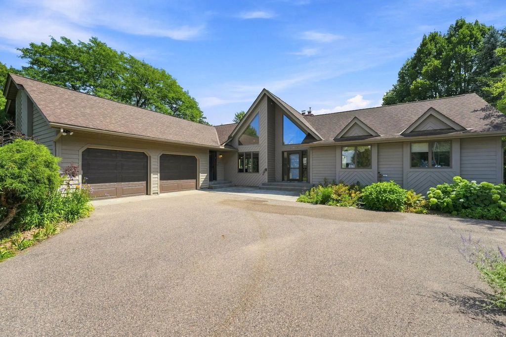 386 Bear Avenue S, Vadnais Heights
