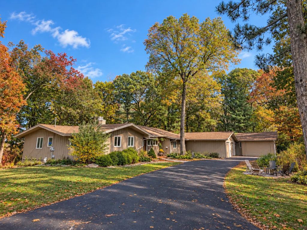 990 Blackoak Road, Eau Claire
