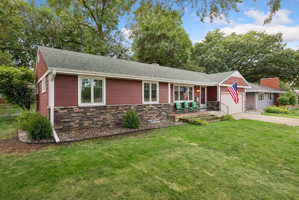 4725 School Road, Edina
