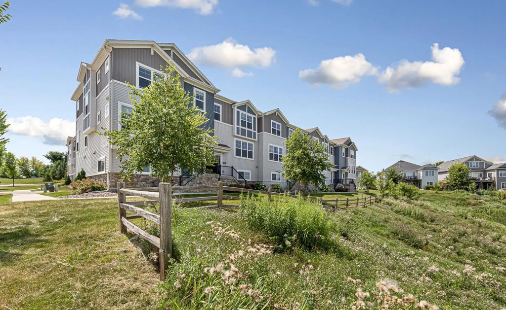 860 Roselyn Drive, Victoria