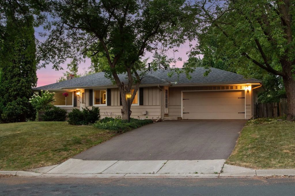 13101 Oakland Drive, Burnsville