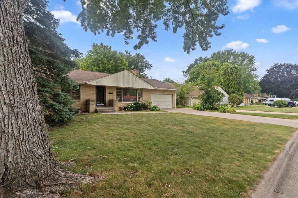 1390 Skillman Avenue W, Roseville