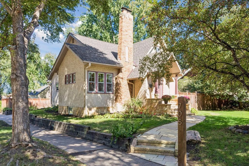 705 Wheelock Parkway W, Saint Paul