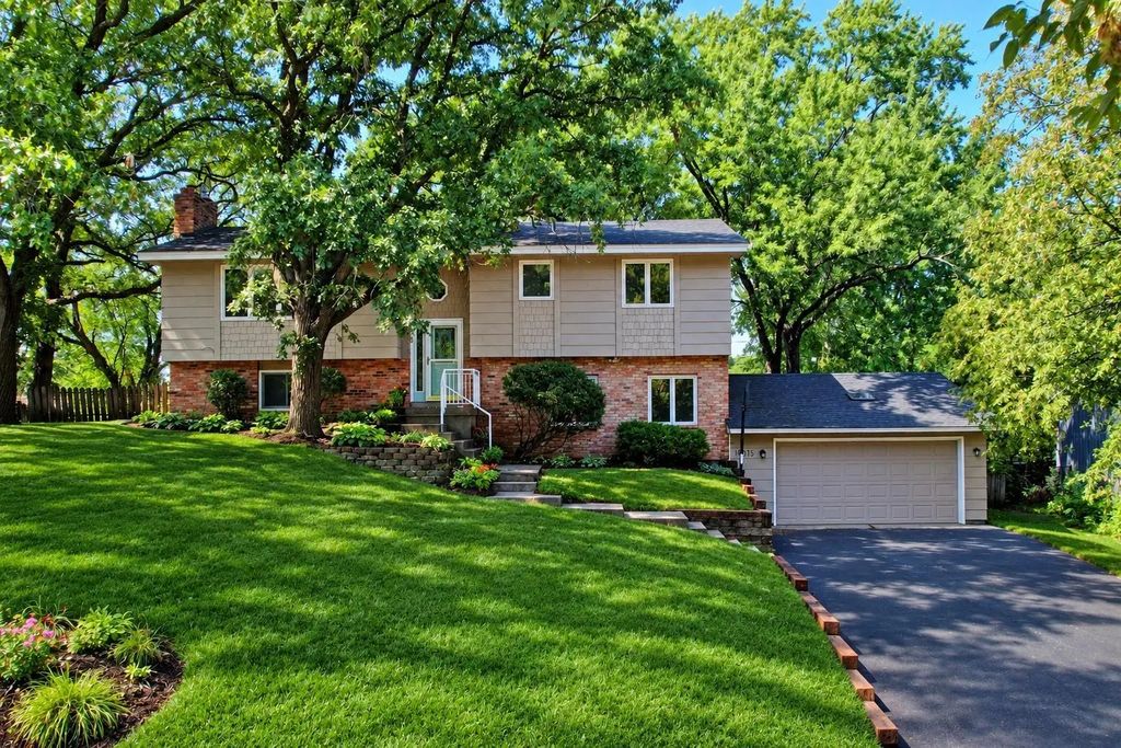 16015 Oak Shore Drive, Lakeville