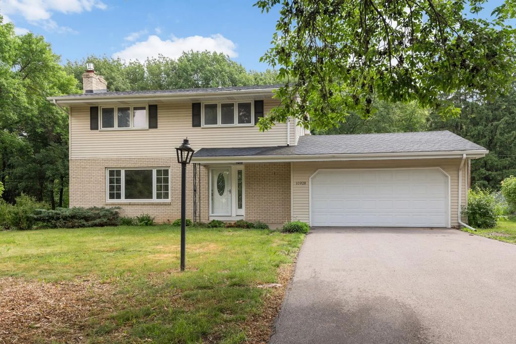 10928 London Drive, Burnsville