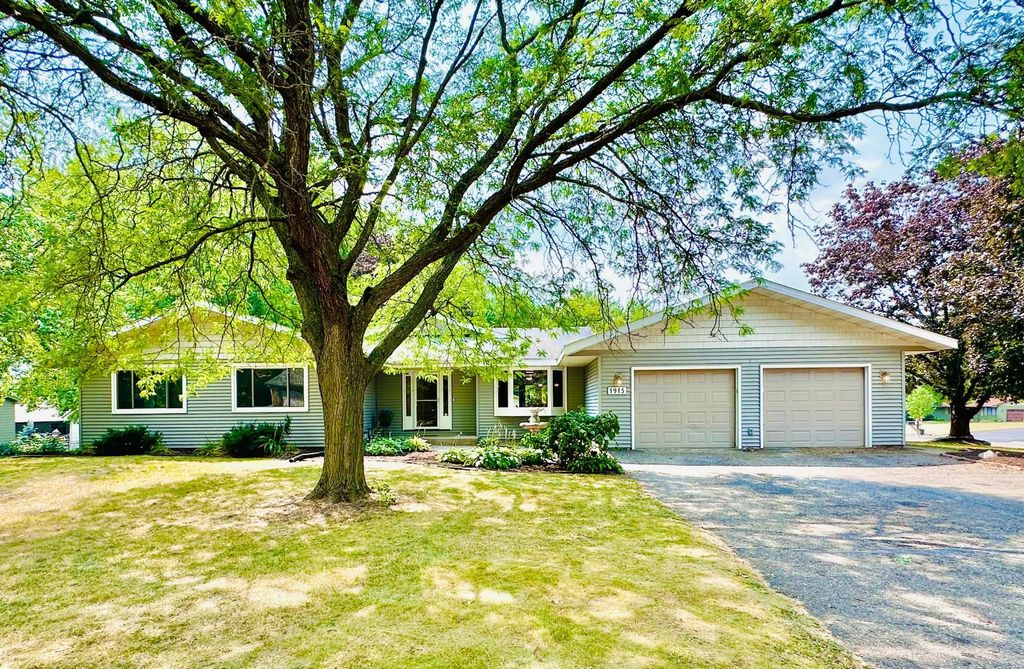 1915 Twin Circle Drive, Mendota Heights