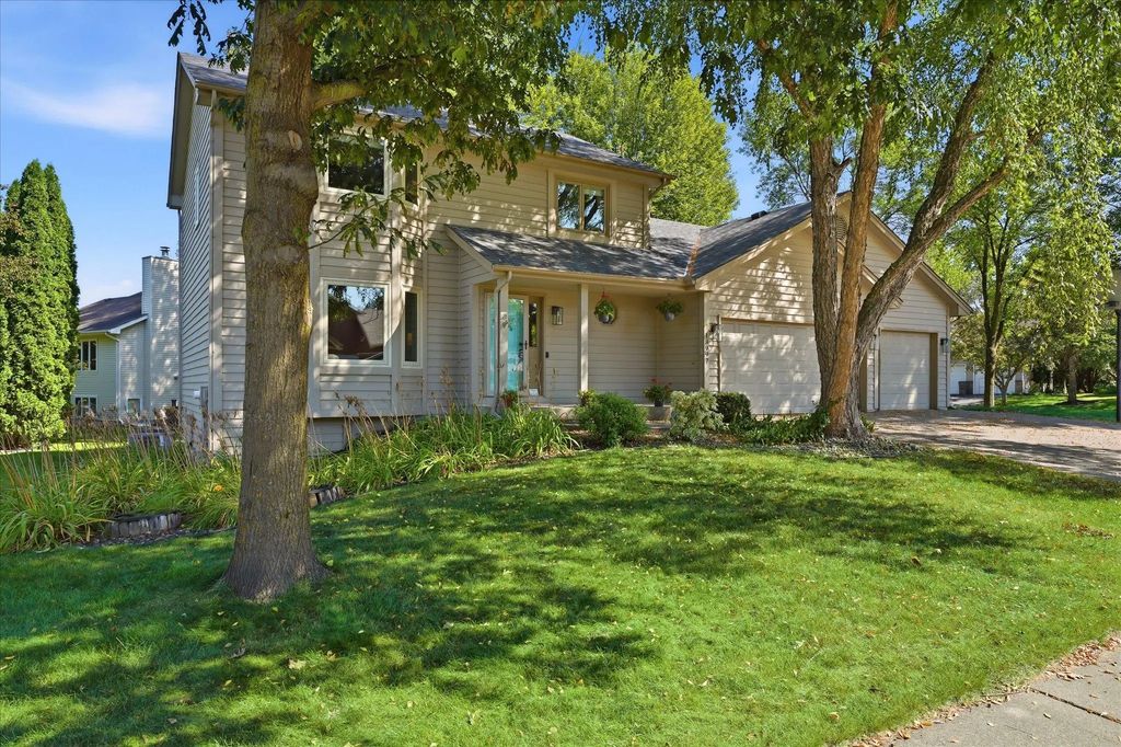 18997 Nature Lane, Eden Prairie