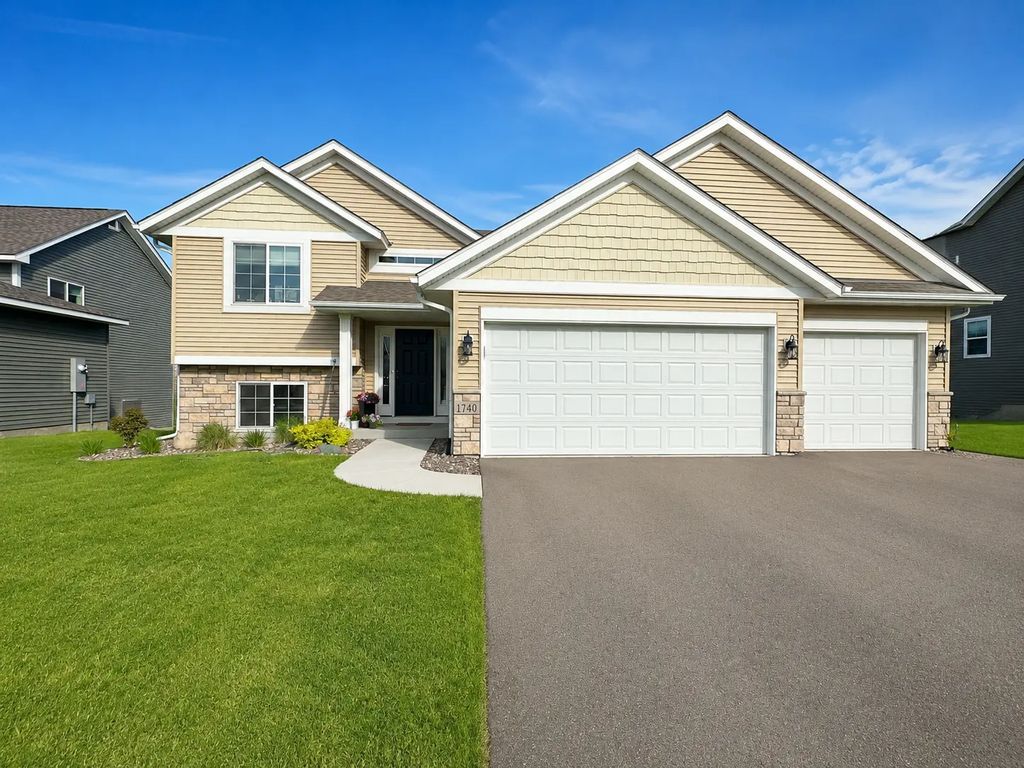 1740 Spruce Street, Farmington