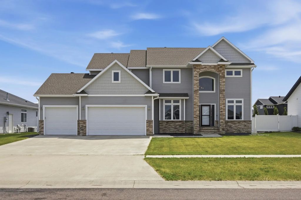 2736 70th Avenue S, Fargo