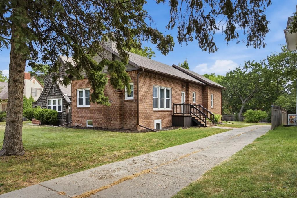 618 6th Street S, Moorhead