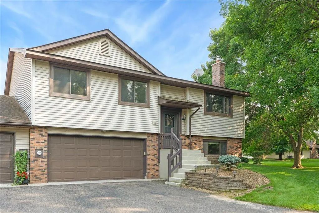 566 Donegal Circle, Shoreview