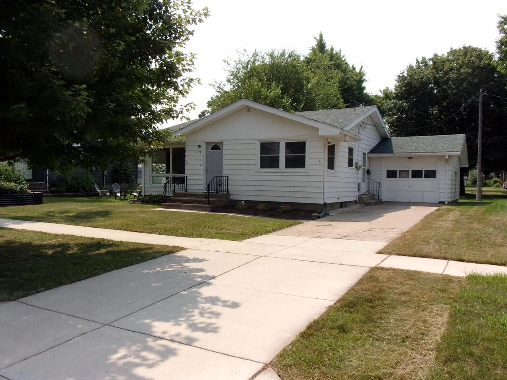 218 E 2nd Street, Blue Earth