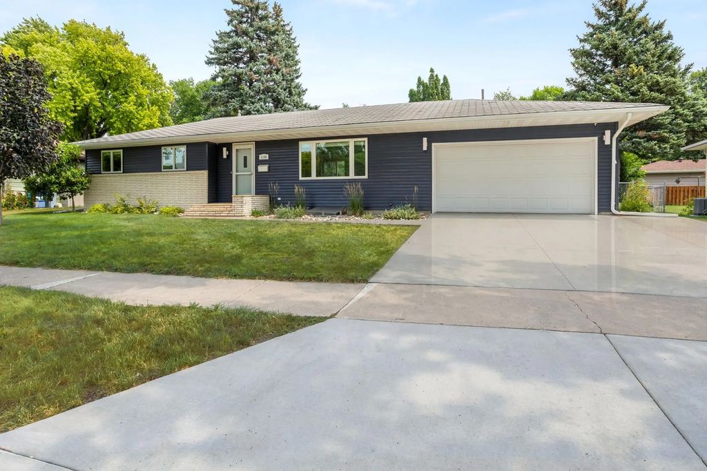 1108 S River Drive, Moorhead