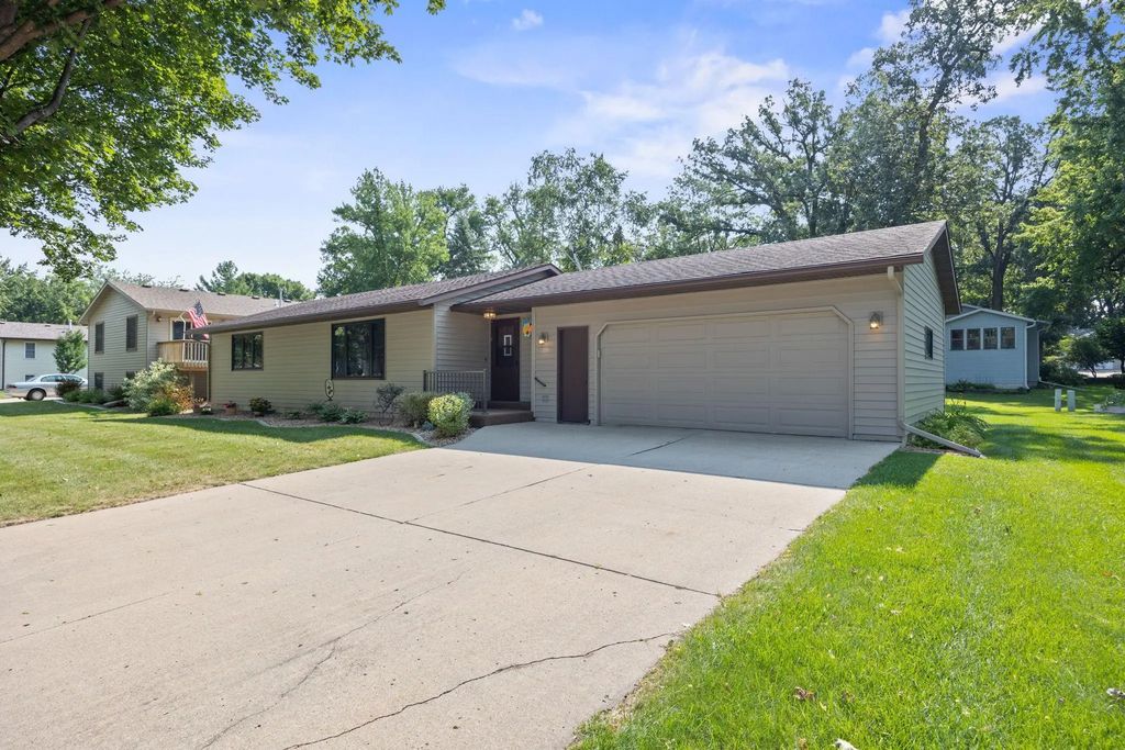 665 Lakewood Drive Sw, Hutchinson