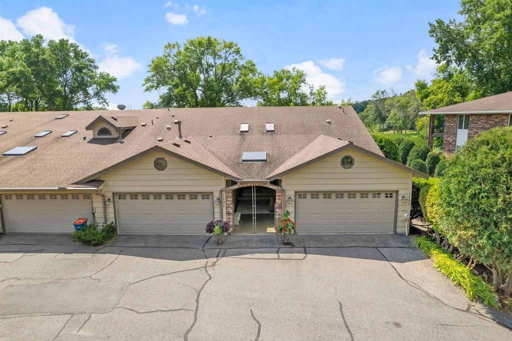 1297 Black Oaks Court N, Plymouth