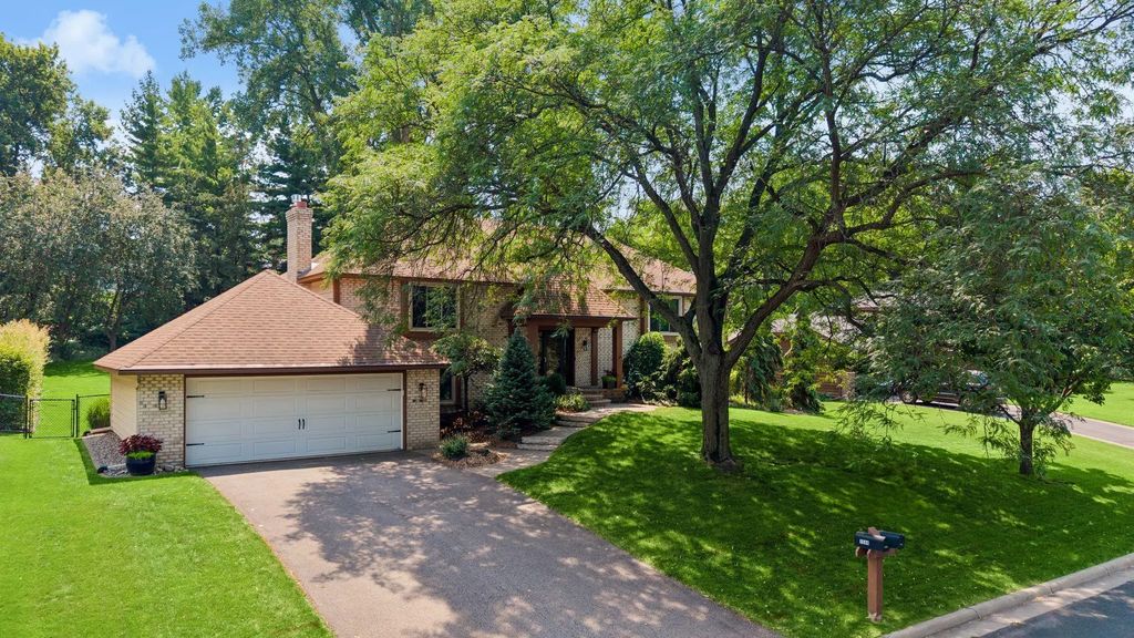 1544 Mccarthy Road, Eagan