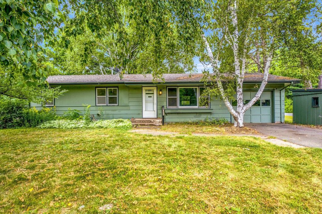 702 Power Avenue S, Hinckley