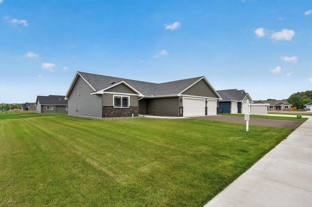 7222 Hawthorne Court, North Branch
