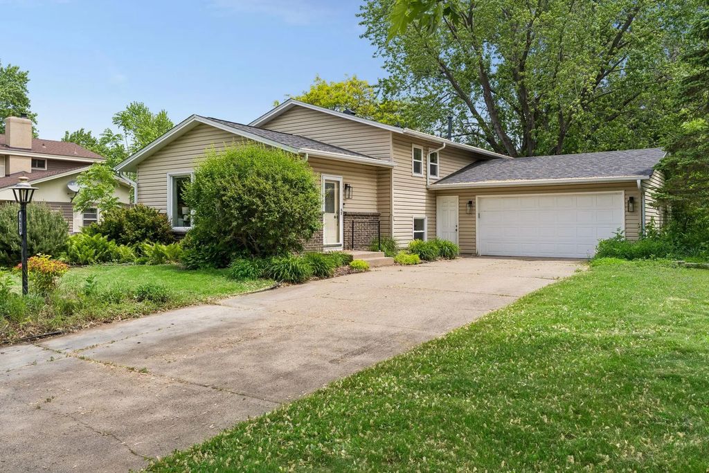 3630 Quaker Lane N, Plymouth