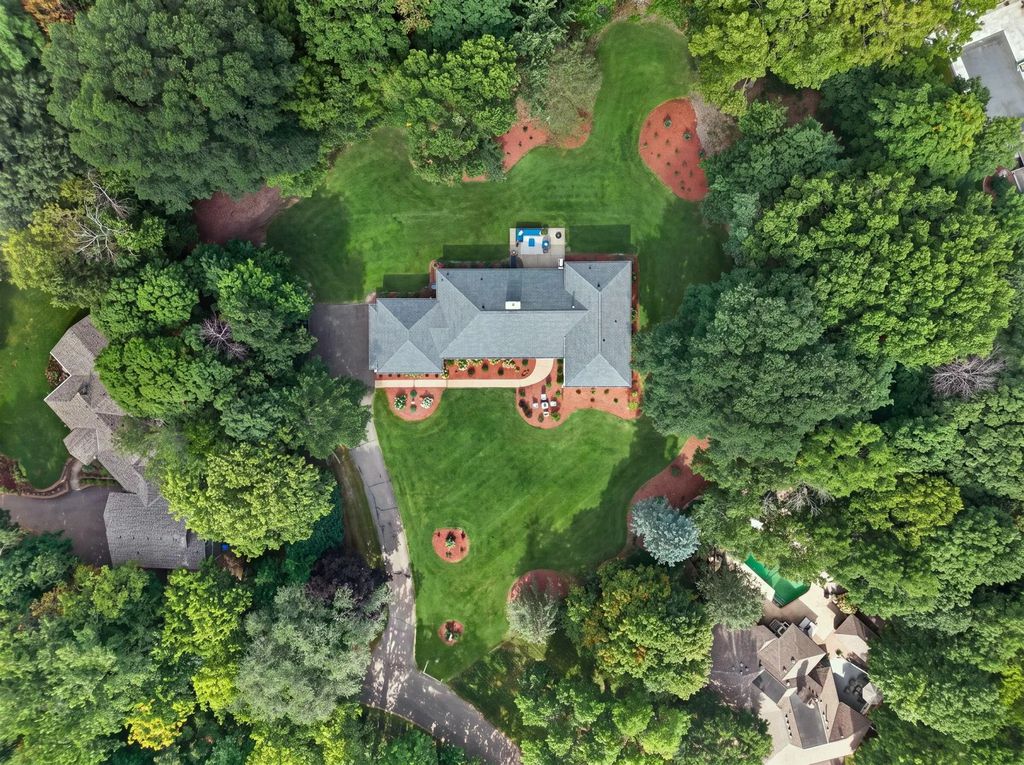 3945 Hillcrest Way, Deephaven