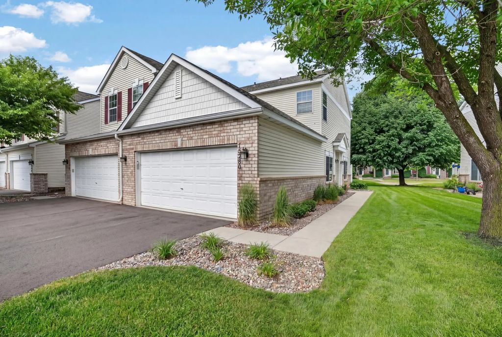 15280 Flower Way 230, Apple Valley