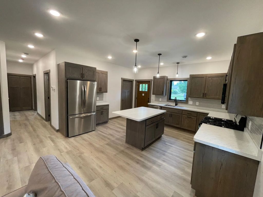 75 2nd Avenue Ne, Laporte