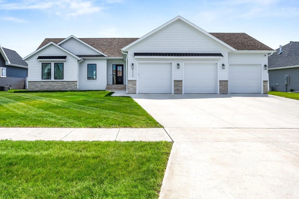 4234 Bristlecone Loop S, Fargo
