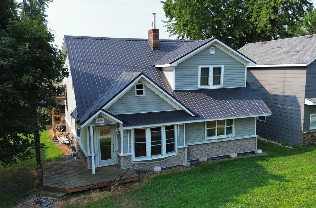 230 2nd Avenue W, Echo