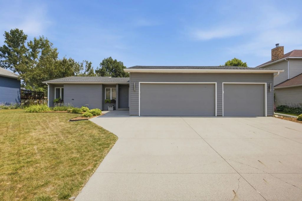 186 Prairiewood Drive S, Fargo