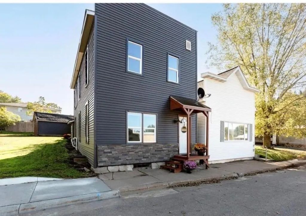 325 1st Street, Glenwood City