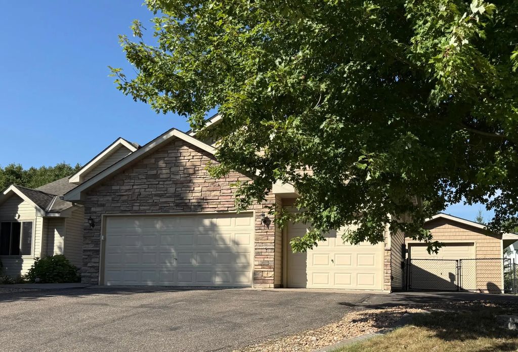 13525 Oakwood Drive, Rogers
