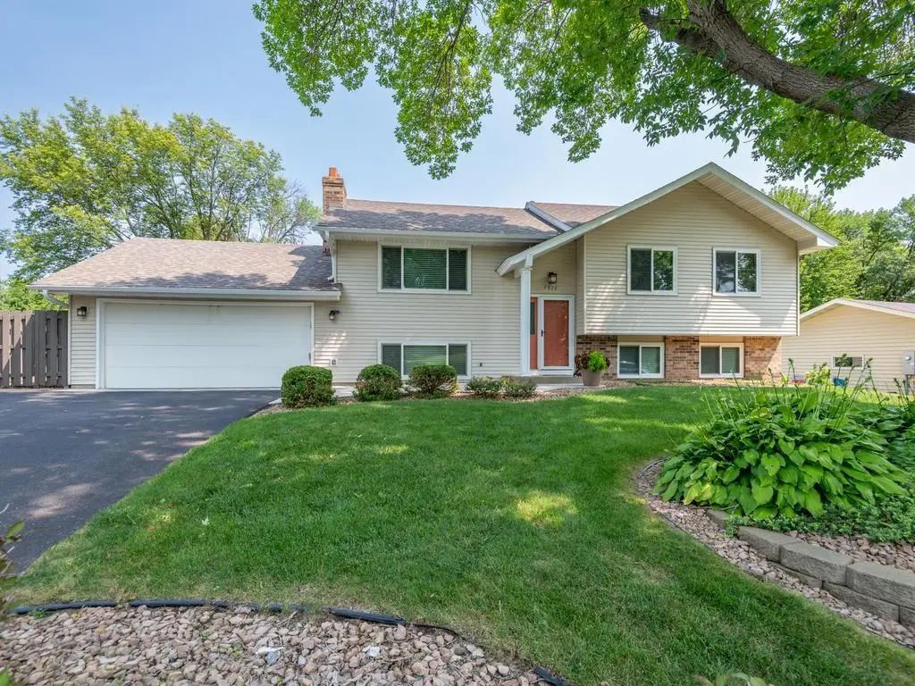 7926 Chesshire Lane N, Maple Grove