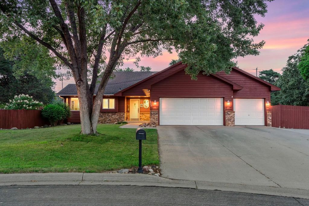 1820 Slater Lane, Burnsville