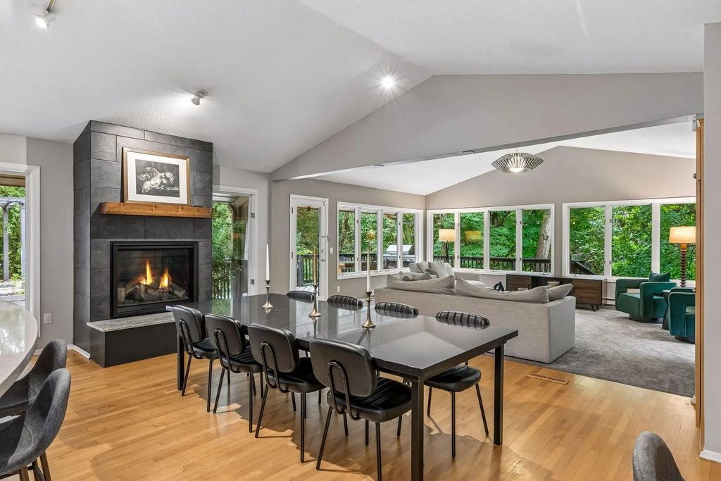 15 High Circle Way, North Oaks