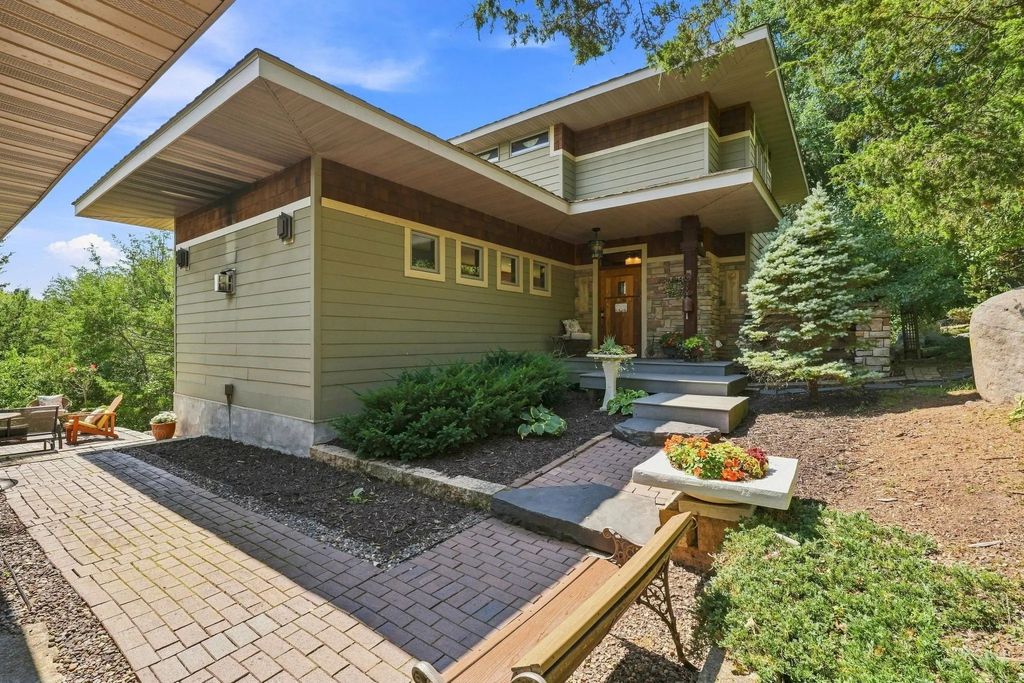 469 County Road E, Hudson