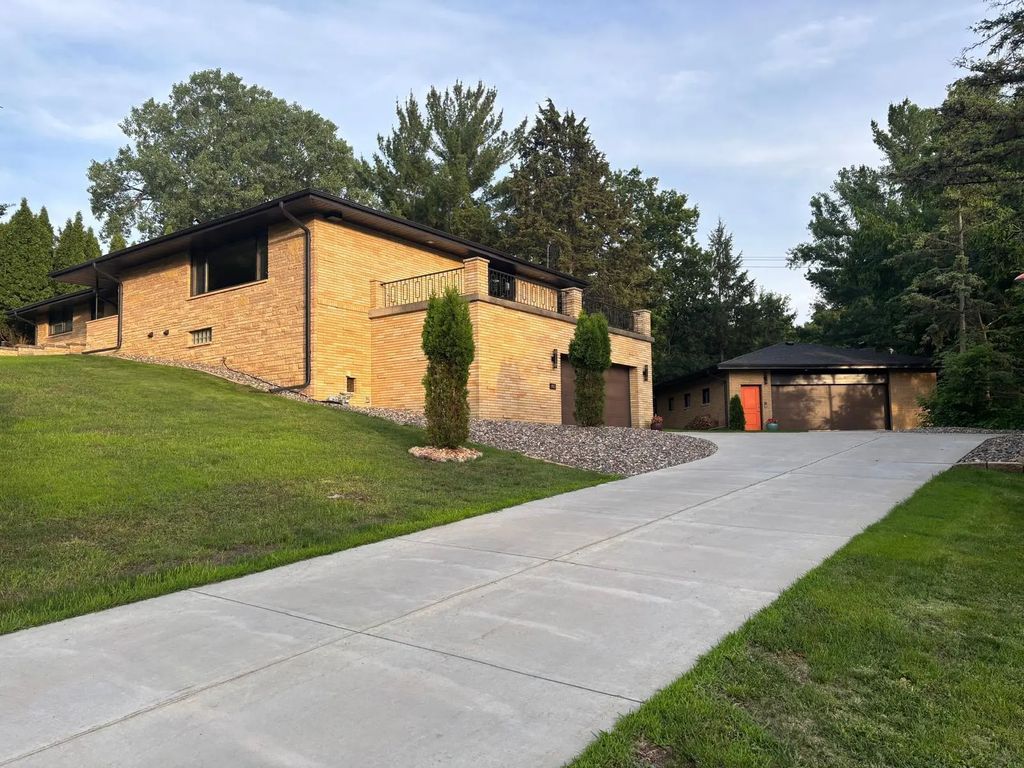 1472 Bridgeview Avenue, Eagan