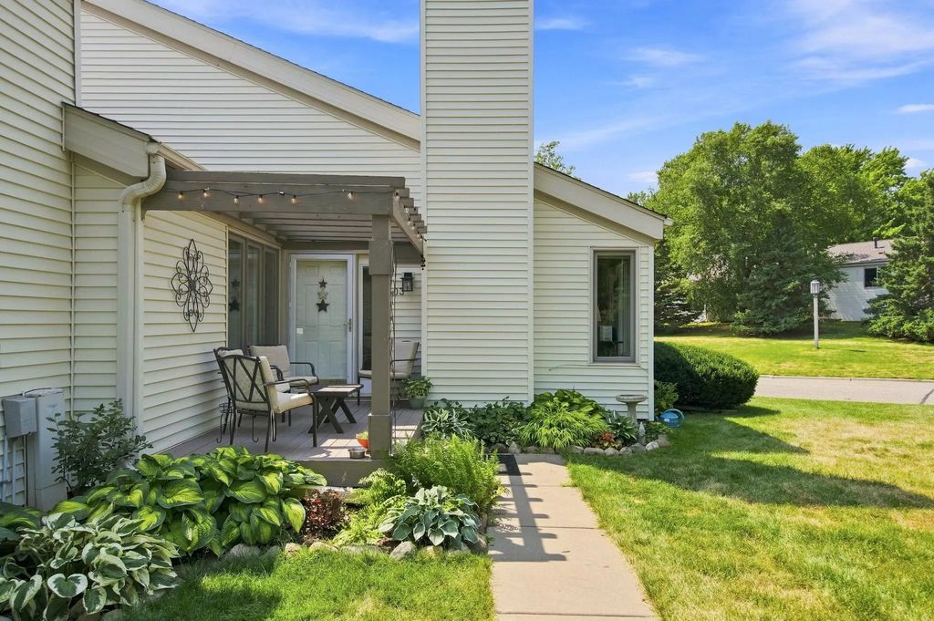 303 Elan Court, Woodbury