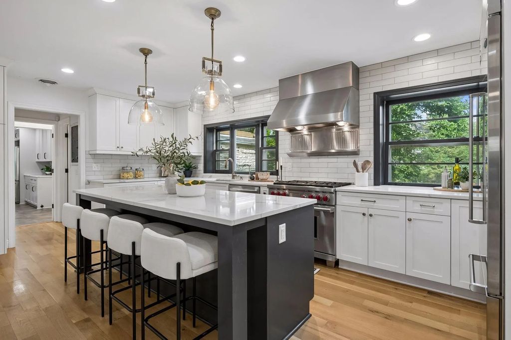 4808 Woodhill Way, Edina
