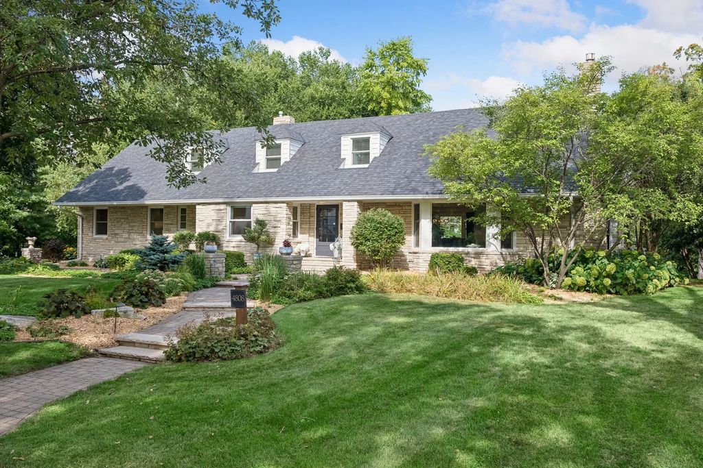 4808 Woodhill Way, Edina