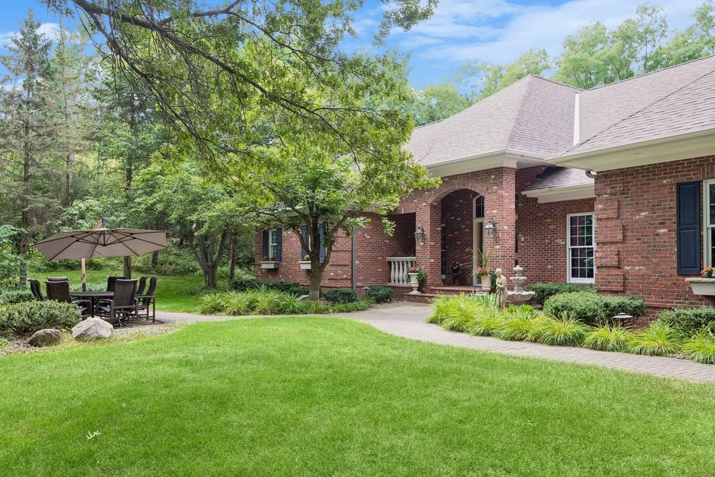 1959 Pine Ridge Drive, West Saint Paul