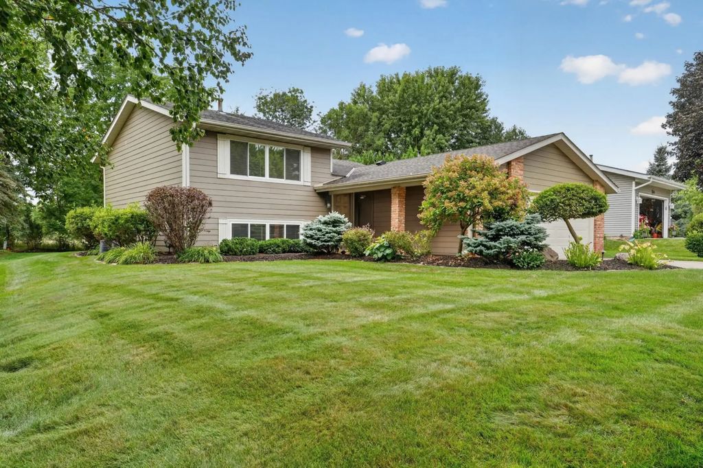 8412 Hiawatha Avenue, Eden Prairie