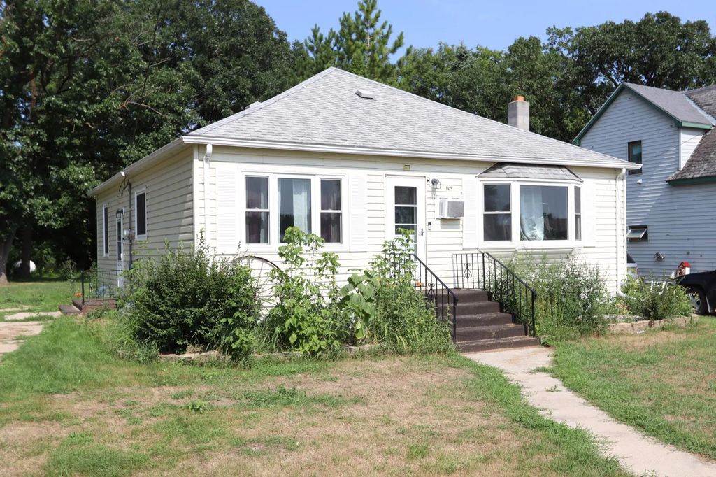 105 Atlantic Avenue E, Badger