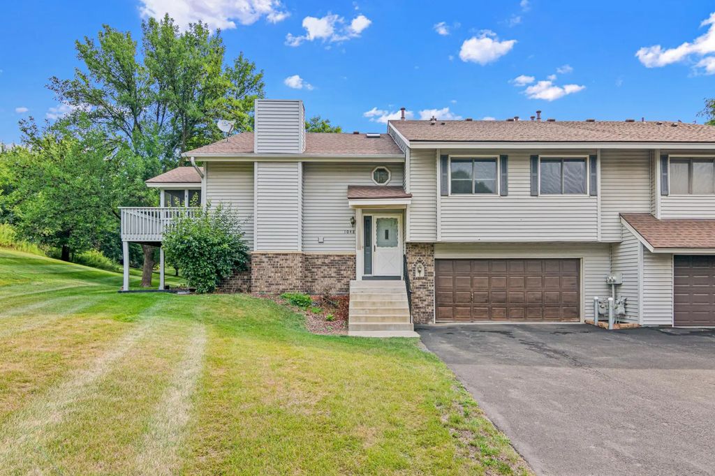 1048 Aston Circle, Burnsville