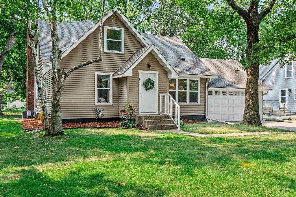 832 Lovell Avenue W, Roseville